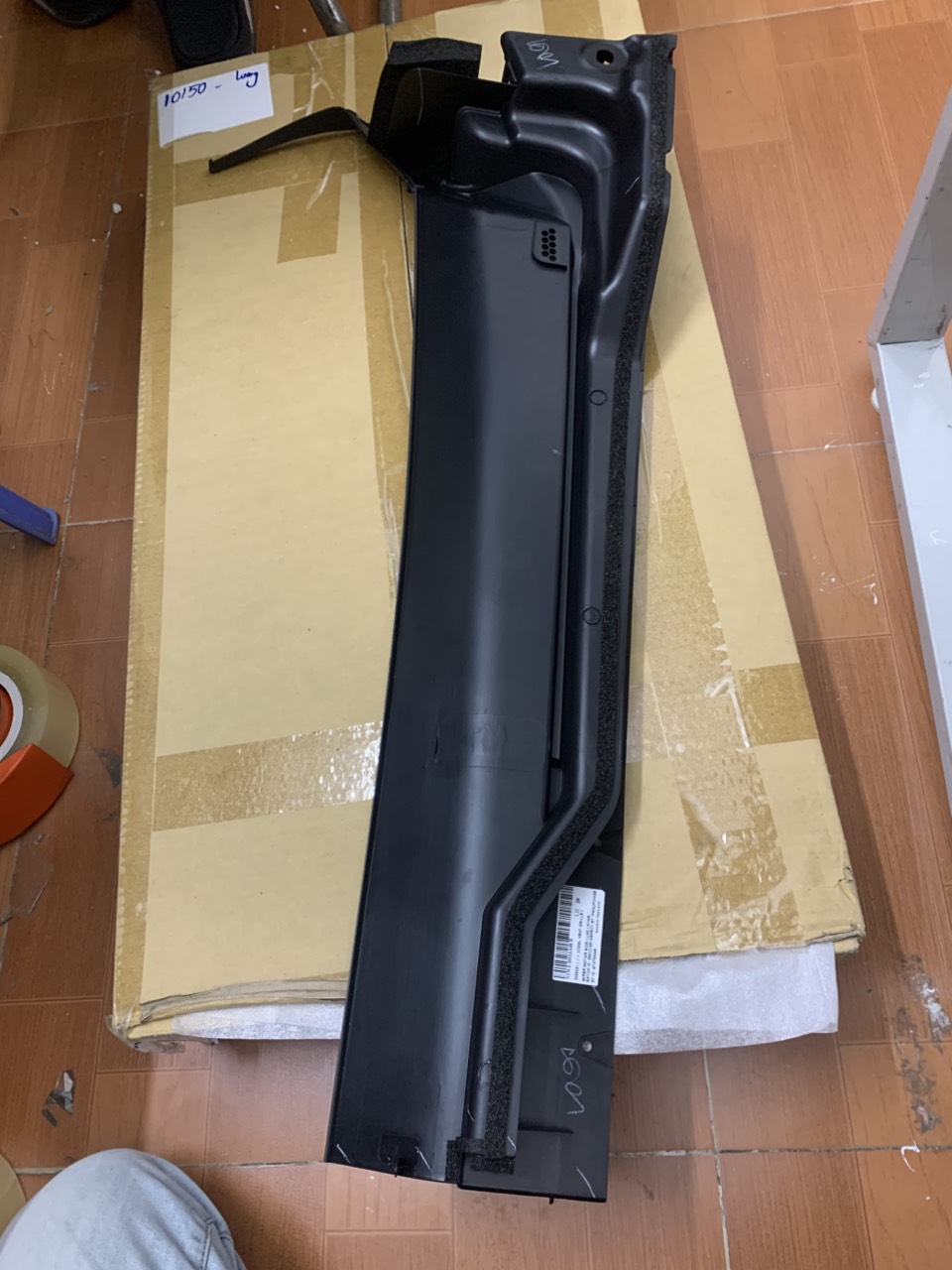 Chắn rác chân kính chắn gió Ford Everest 2023 N1WZ26022A68R