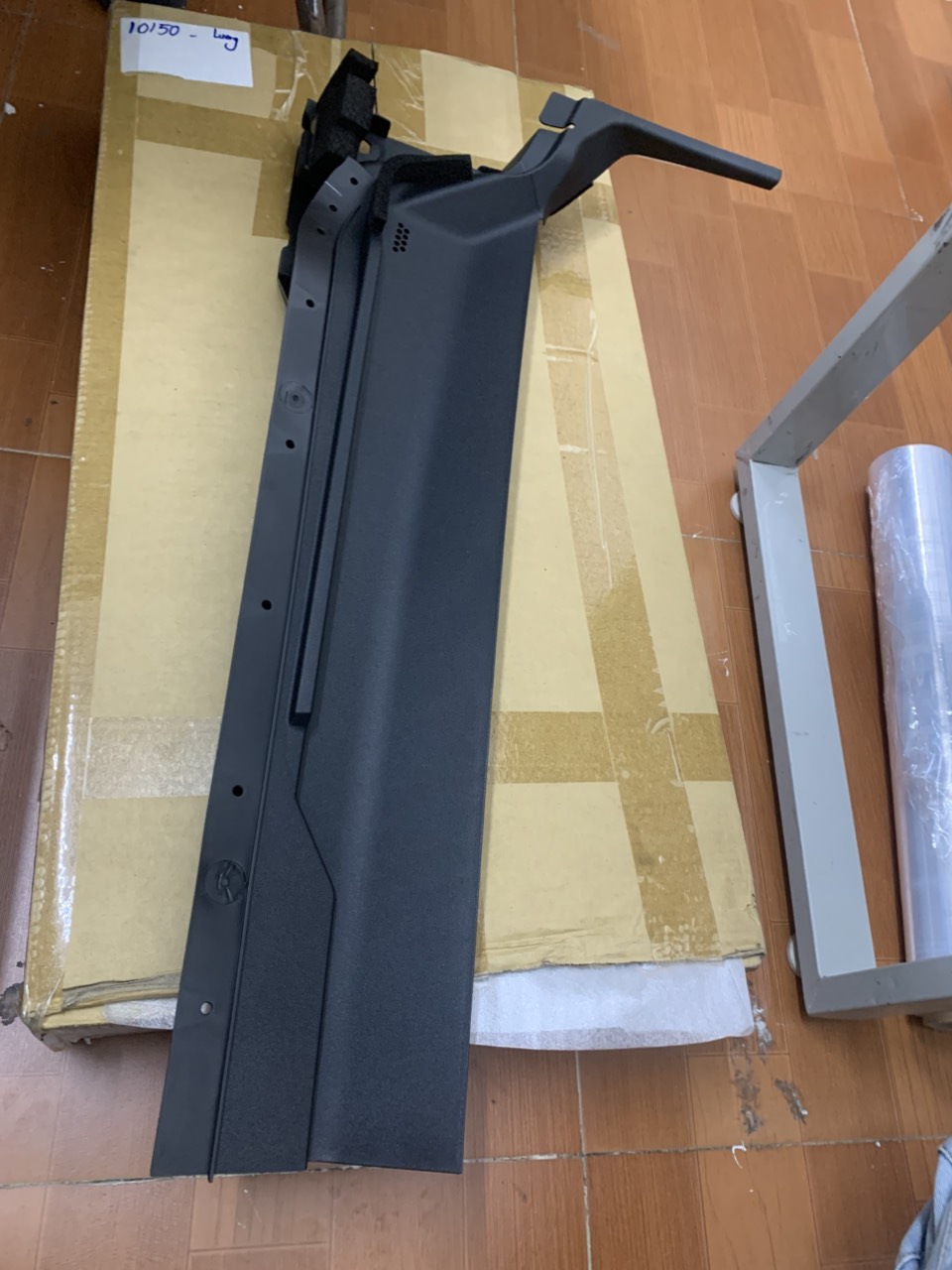 Chắn rác chân kính chắn gió Ford Everest 2023 N1WZ26022A68R