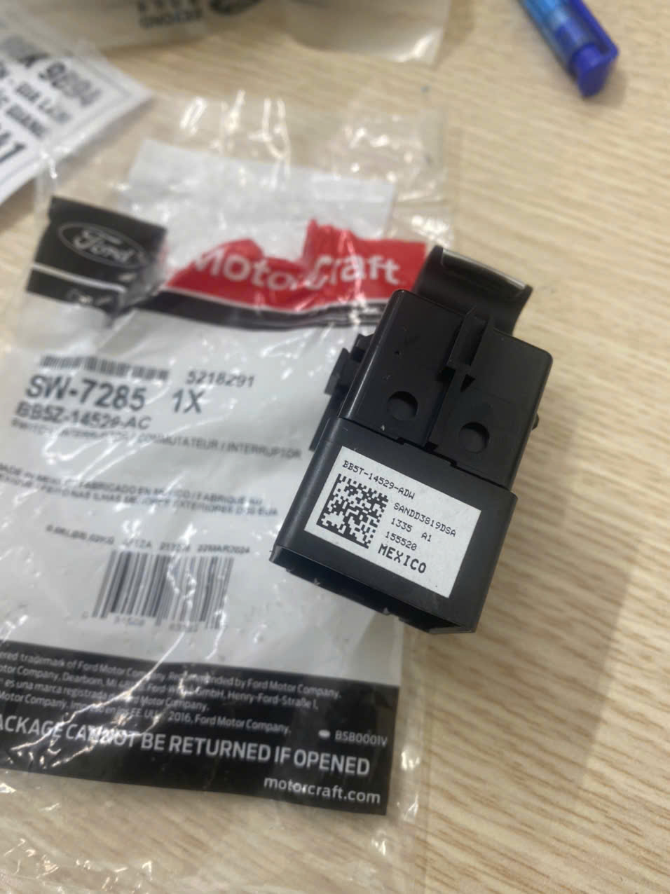 Công tắc lên kính Ford Explorer BB5T-14529-ADW BB5Z14529AC