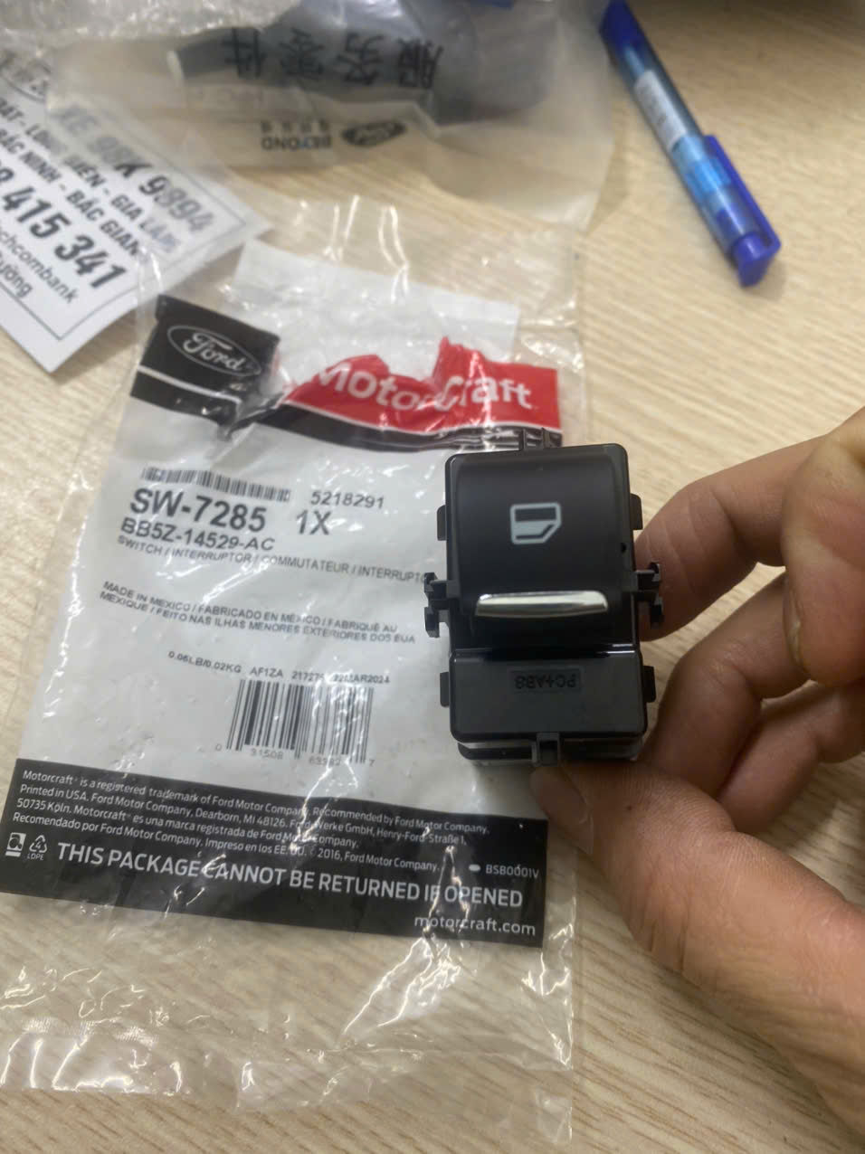 Công tắc lên kính Ford Explorer BB5T-14529-ADW BB5Z14529AC