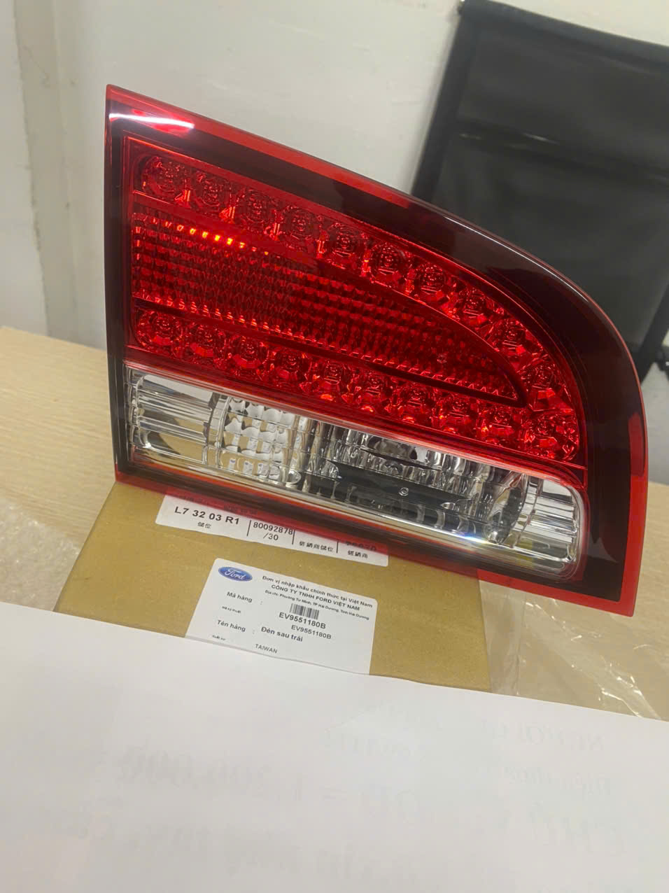 Đèn hậu Ford Escape trên cốp bên lái EV9551180B EV95-51180-B