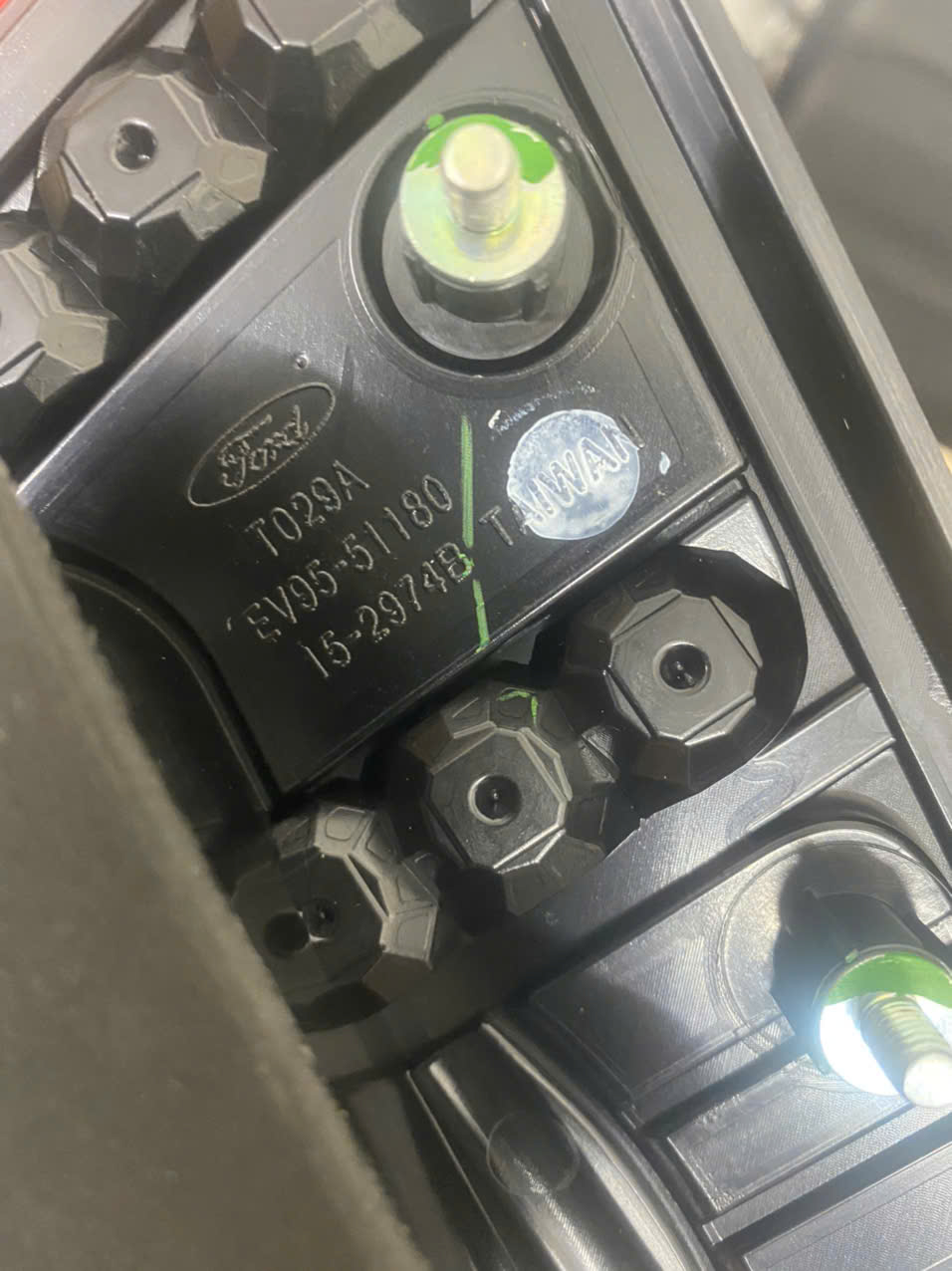 Đèn hậu Ford Escape trên cốp bên lái EV9551180B EV95-51180-B