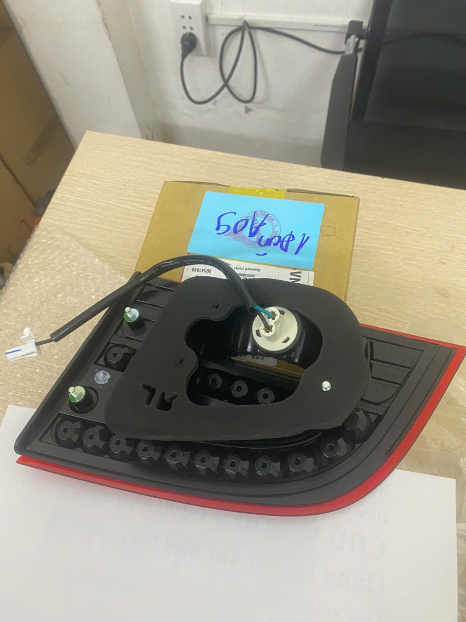 Đèn hậu Ford Escape trên cốp bên lái EV9551180B EV95-51180-B