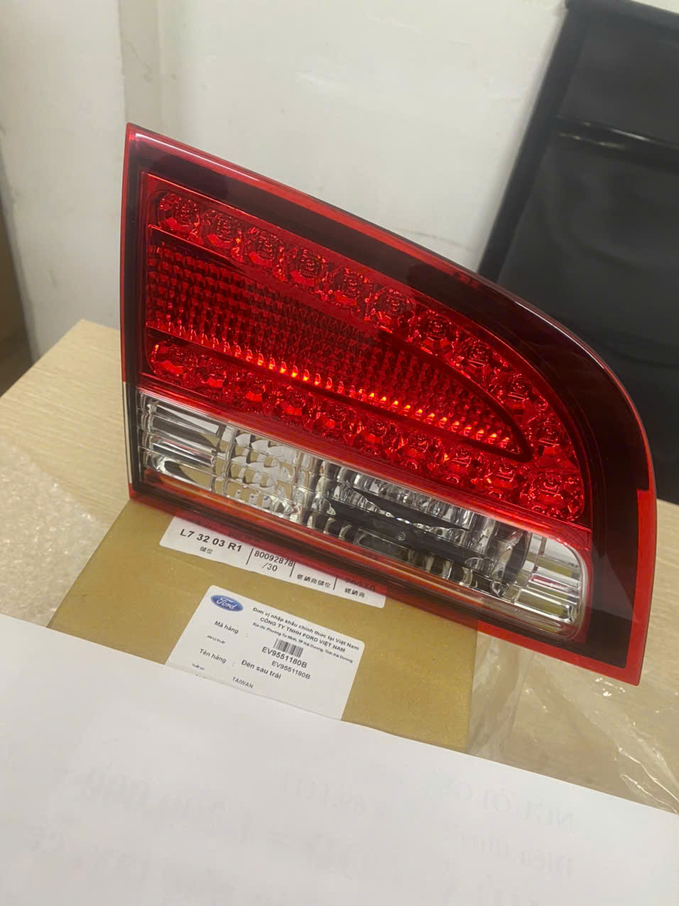 Đèn hậu Ford Escape trên cốp bên lái EV9551180B EV95-51180-B