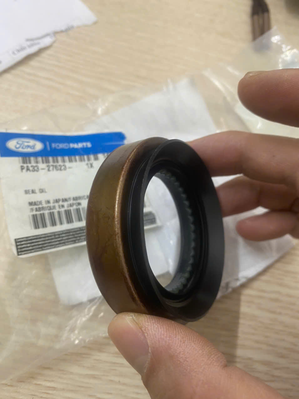 Phớt láp trước phải Ford Ranger 2008 09 2010 11 PA3327623