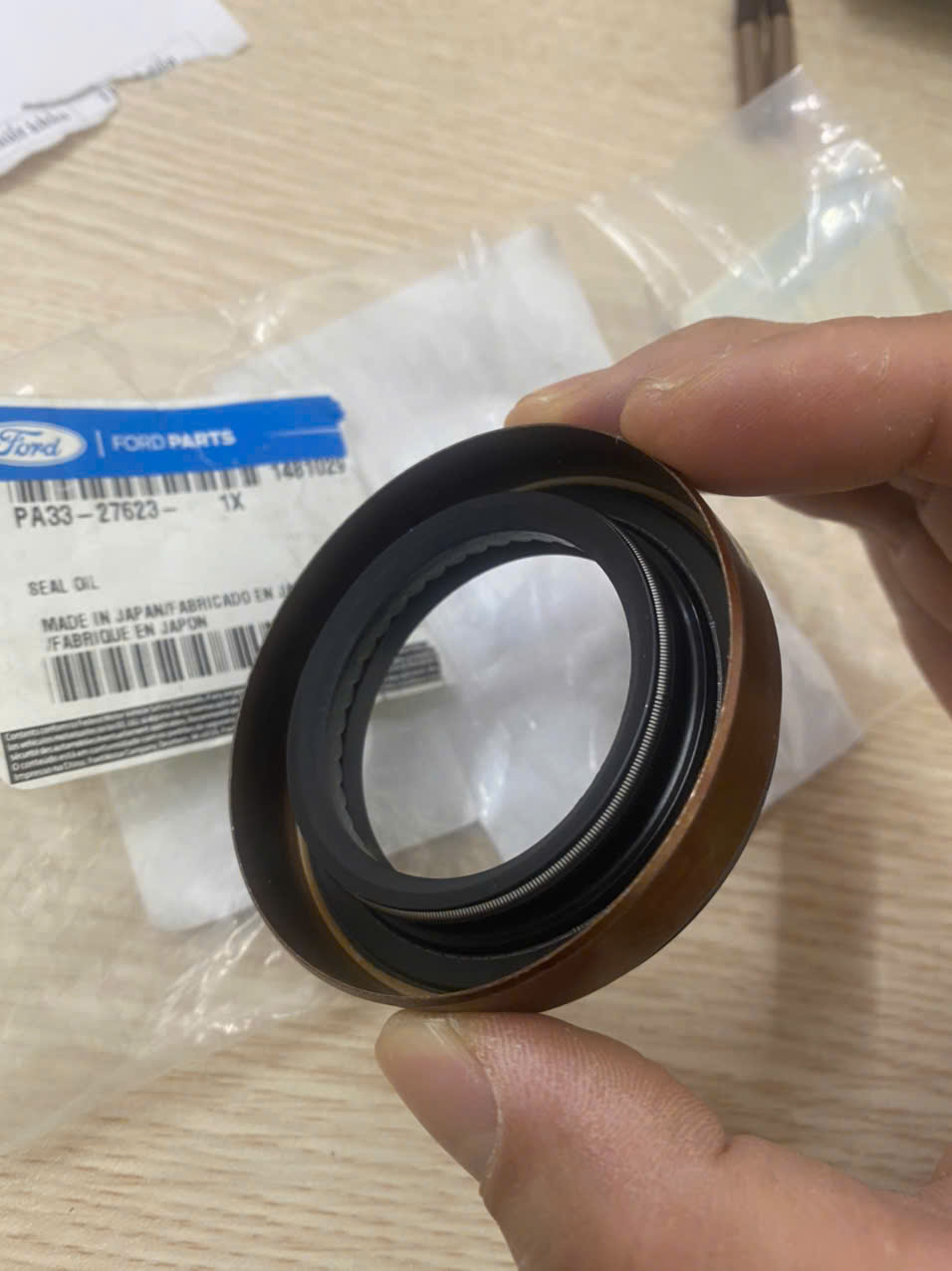 Phớt láp trước phải Ford Ranger 2008 09 2010 11 PA3327623