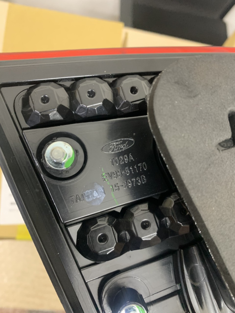 Vỏ đèn hậu Escape trên cốp bên phụ EV9551170B EV95-51170-B