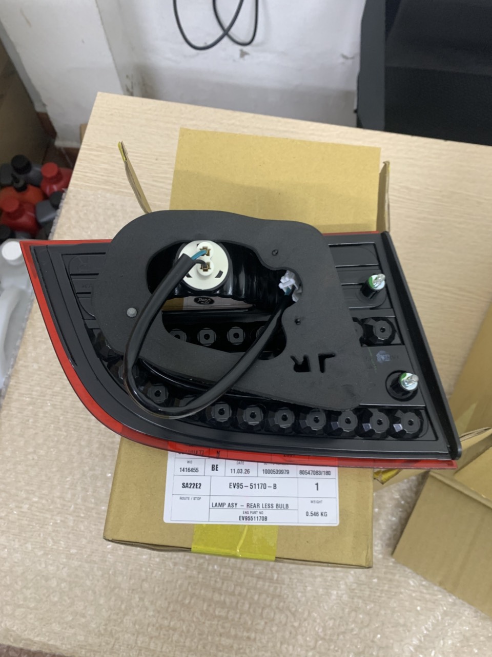 Vỏ đèn hậu Escape trên cốp bên phụ EV9551170B EV95-51170-B