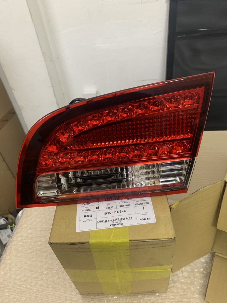 Vỏ đèn hậu Escape trên cốp bên phụ EV9551170B EV95-51170-B