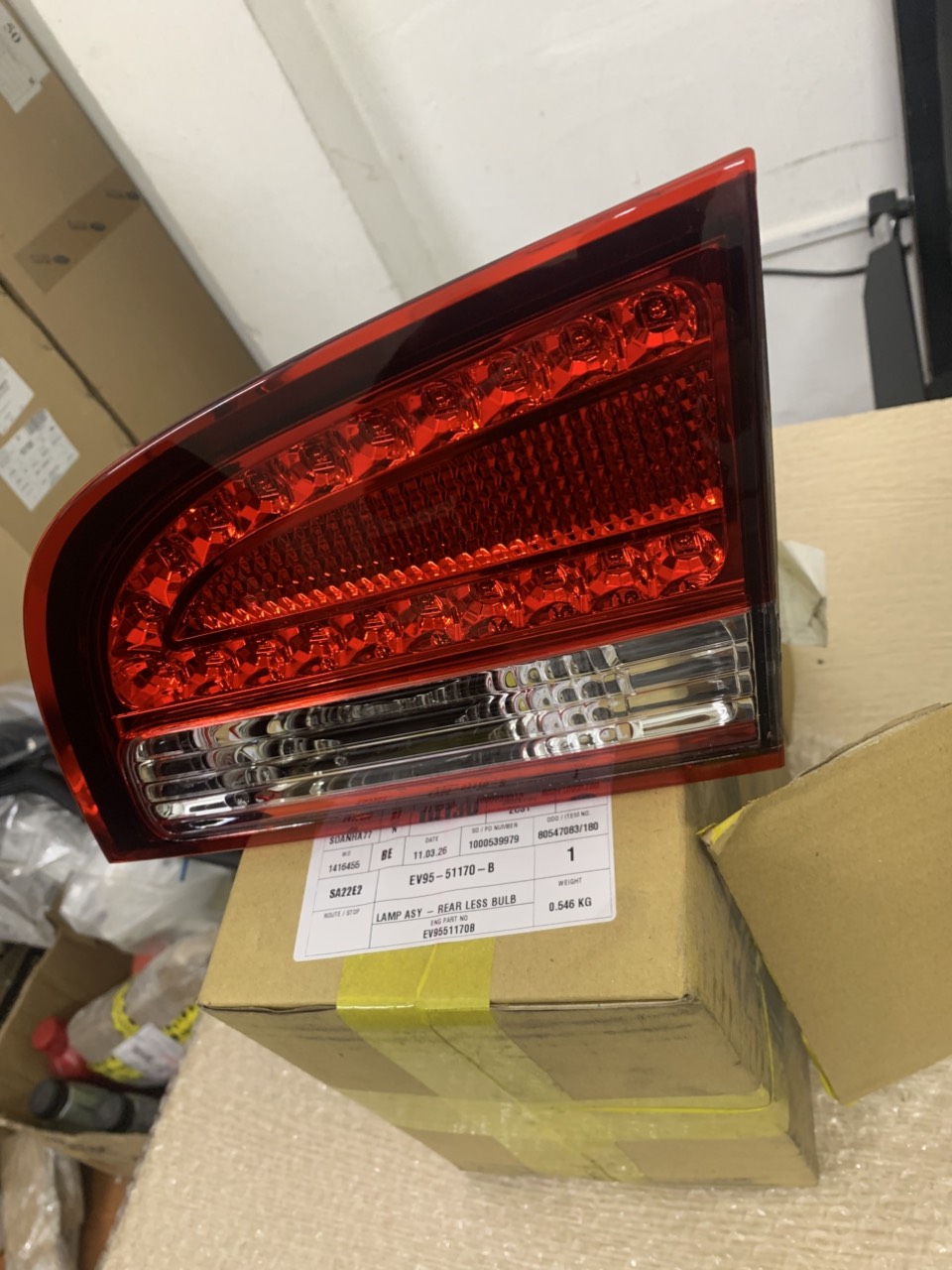 Vỏ đèn hậu Escape trên cốp bên phụ EV9551170B EV95-51170-B