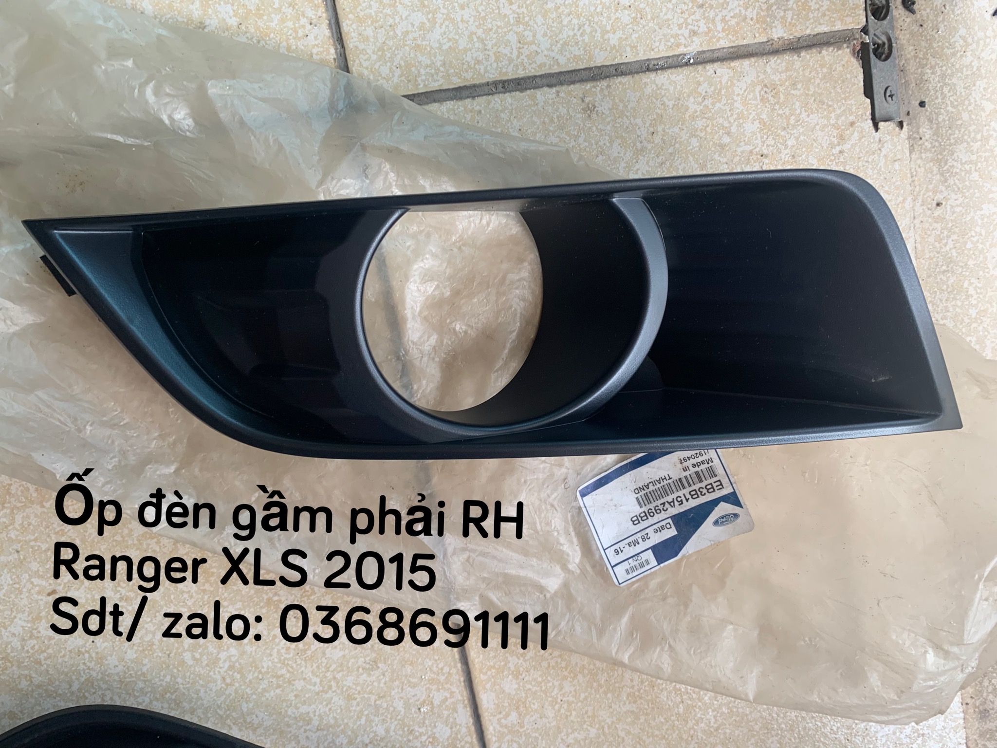 Ốp đèn gầm Ranger XLS 2016 (vành đèn gầm) EB3B15A298BB EB3B15A299BB2