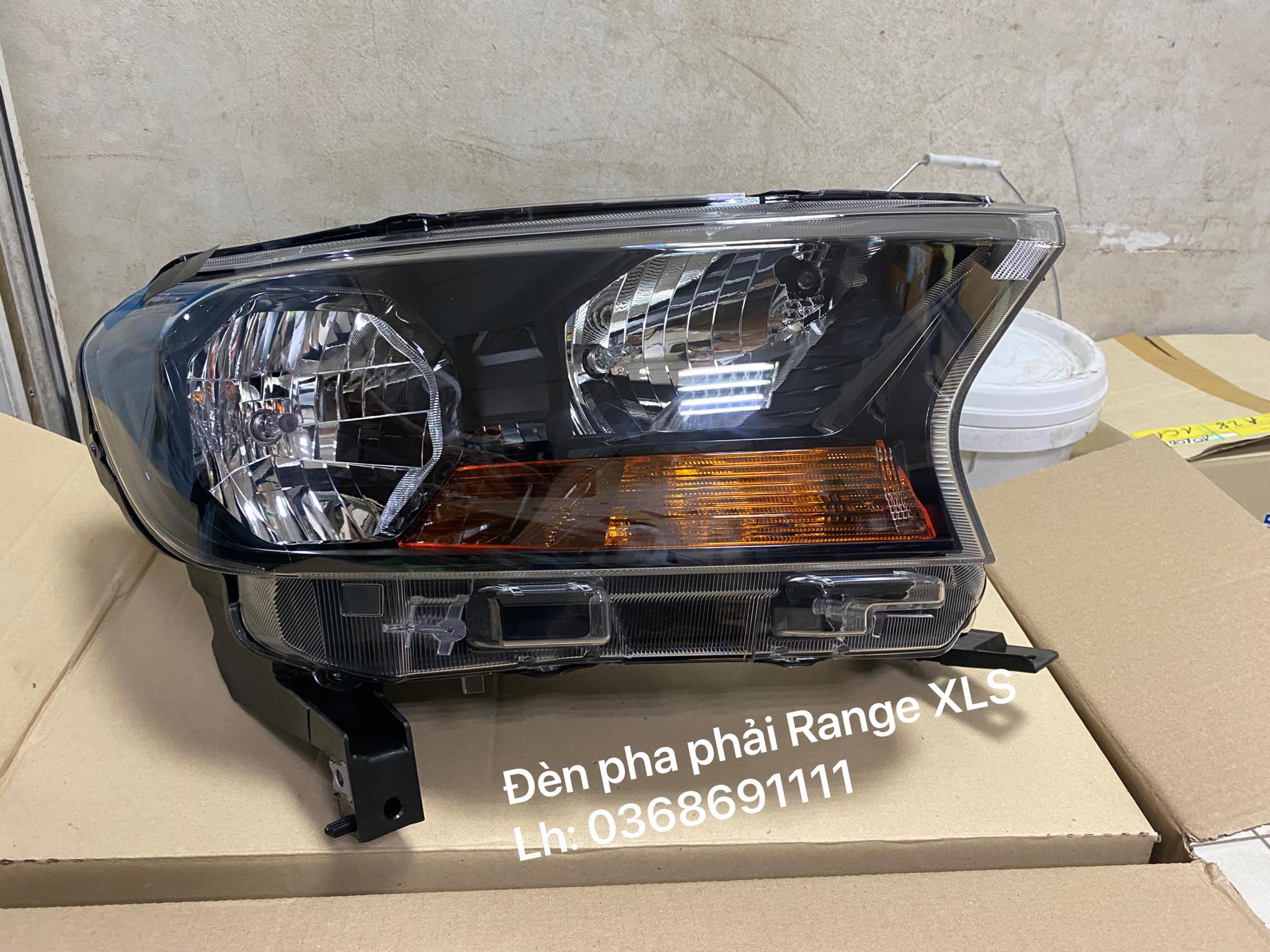Vỏ đèn pha phải Ford Ranger XLS (2018, 2019, 2020, 2021) / EB3B-13W029-AN5