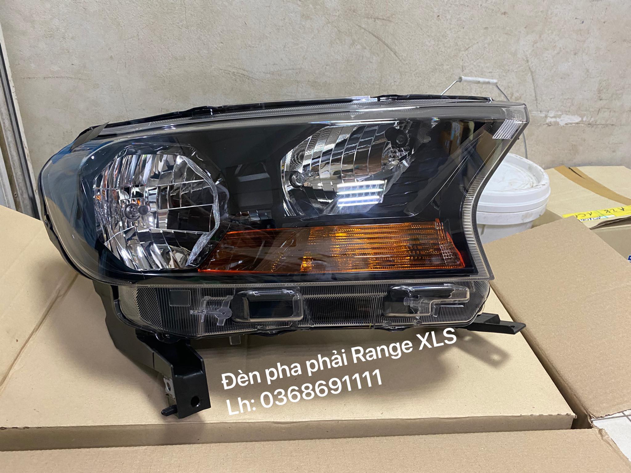 Vỏ đèn pha phải Ford Ranger XLS (2018, 2019, 2020, 2021) / EB3B-13W029-AN2