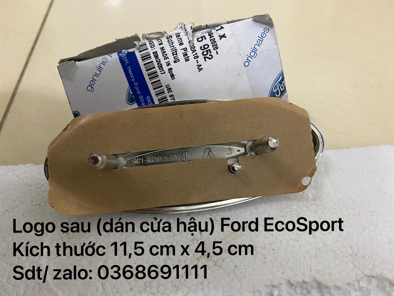 Lô gô sau, biểu tượng chữ Ford trên cánh cửa hậu Ford EcoSport / CN15402A16AA4