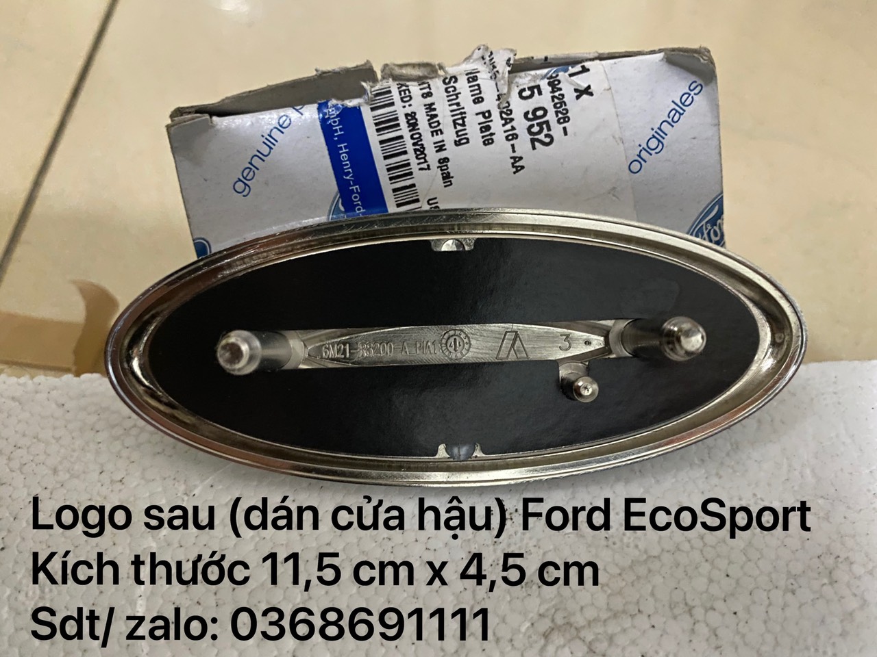 Lô gô sau, biểu tượng chữ Ford trên cánh cửa hậu Ford EcoSport / CN15402A16AA3