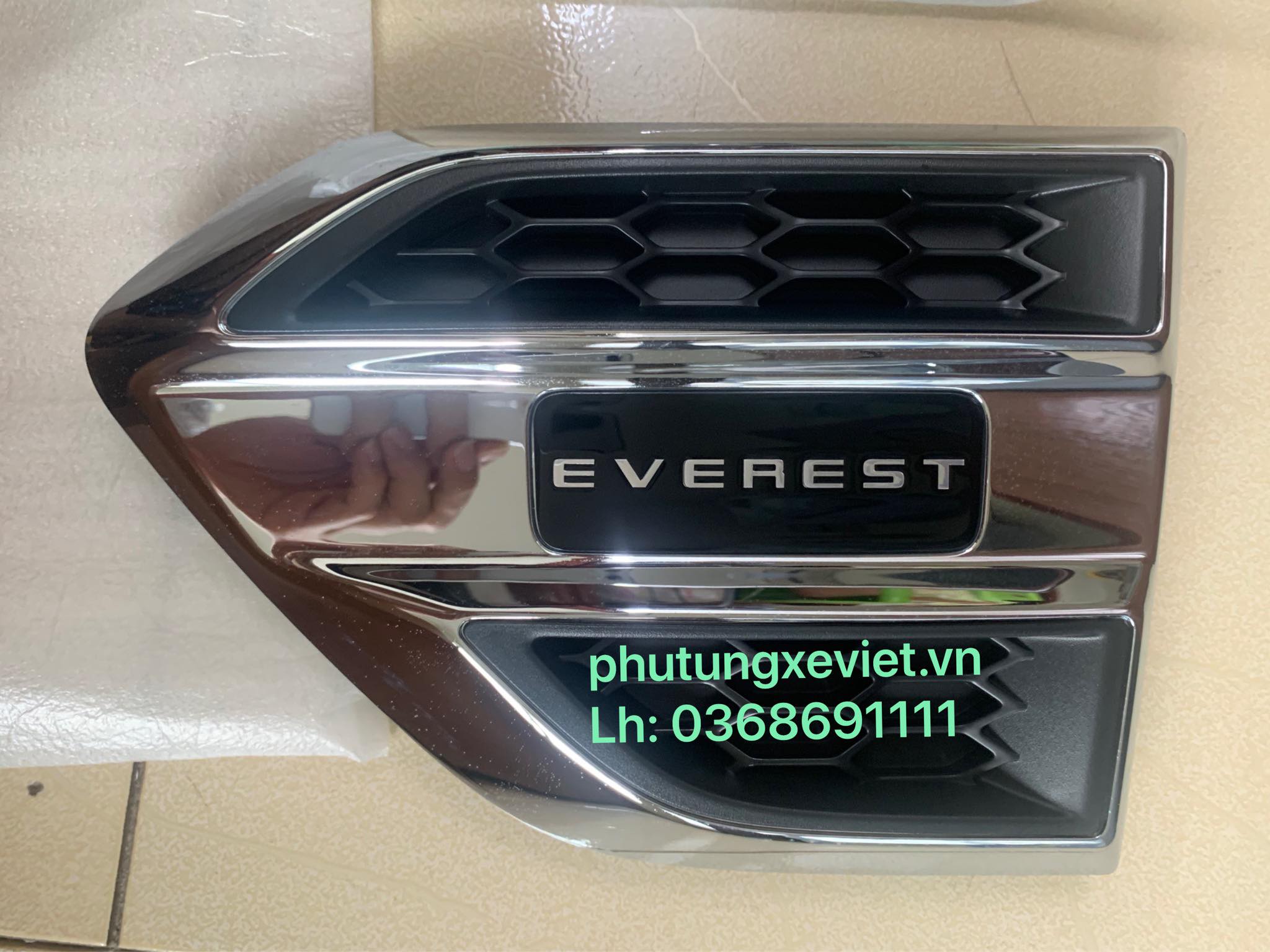 Ốp mang cá (biểu tượng tai xe, chữ Everest, chữ Bi-turbo…) Ford Everest3