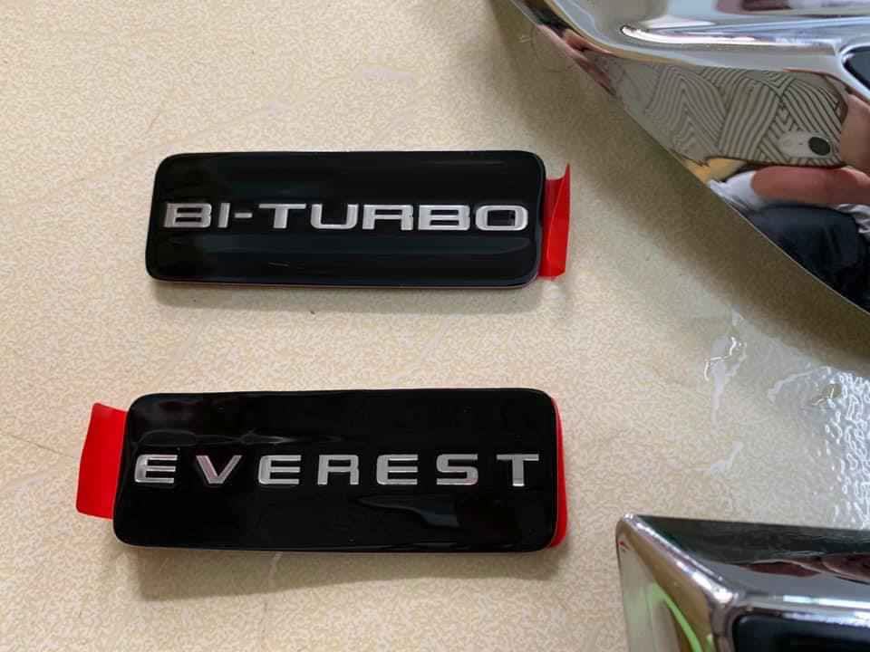 Chữ Everest, Chữ Bi-turbo, Ốp mang cá Ford Everest3