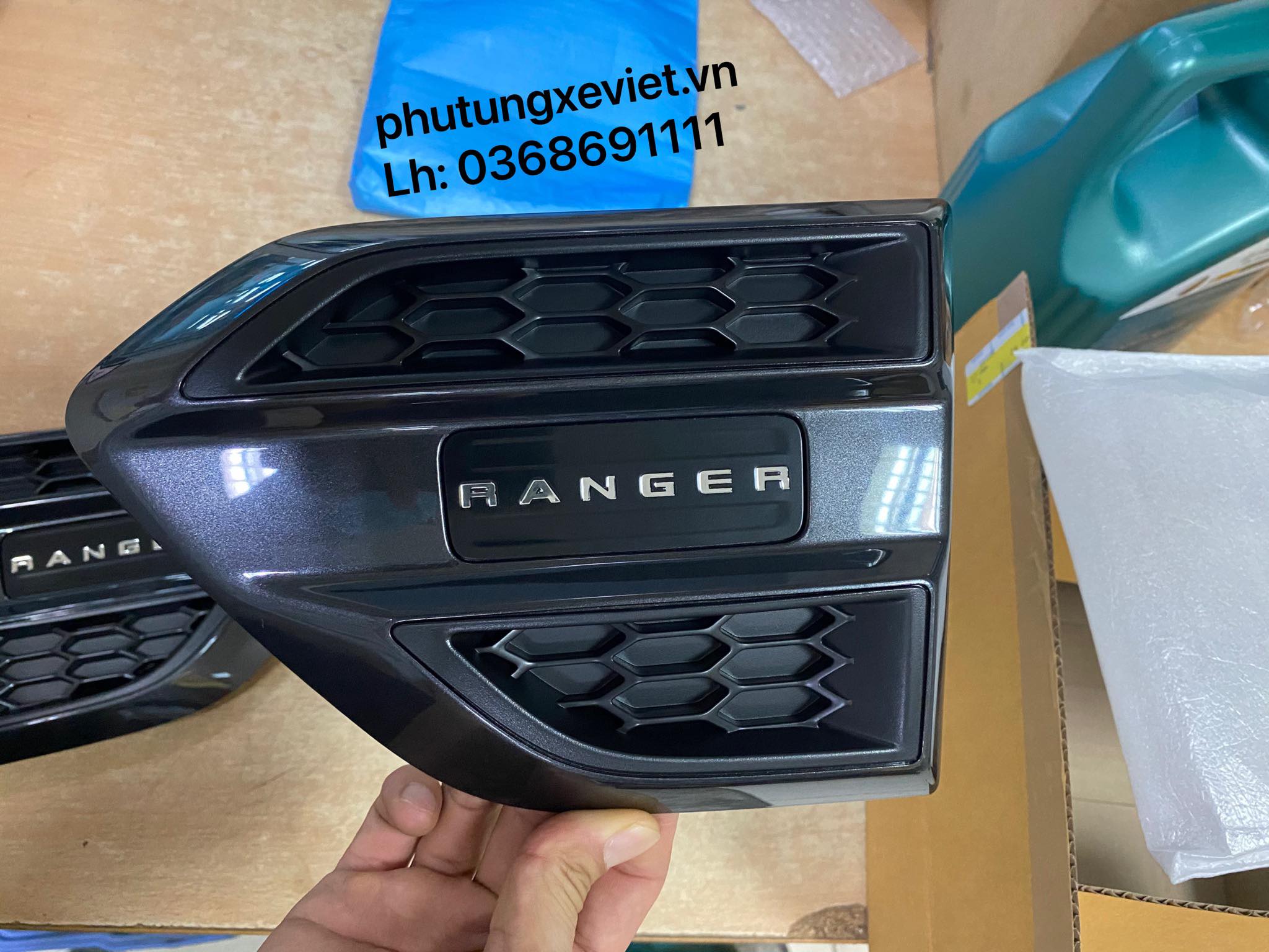 Ốp mang cá Ford Ranger chữ Ranger gắn trên tai / JB3Z9920000EC / JB3Z6320001EC5