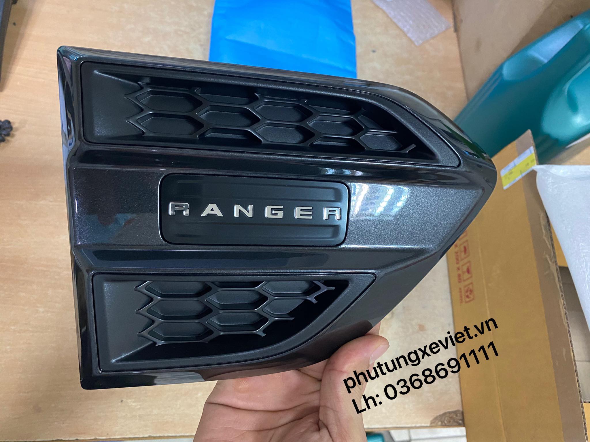Ốp mang cá Ford Ranger chữ Ranger gắn trên tai / JB3Z9920000EC / JB3Z6320001EC2