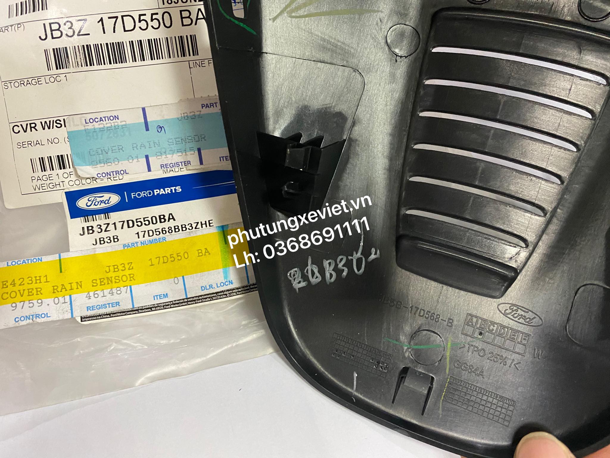 Cổng USB và ốp chân gương trong xe Ford Everest5